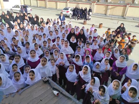 تماشاخانه سیار کانون پرورش فکری کودکان و نوجوانان با اجرای نمایش «لاک پشت و خرگوش» در شهر لاجان، شین آباد و کوپر پیرانشهر