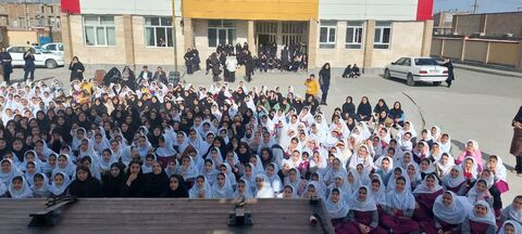 تماشاخانه سیار کانون پرورش فکری کودکان و نوجوانان با اجرای نمایش «لاک پشت و خرگوش» در شهرستان نقده