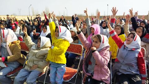 تماشاخانه سیار کانون پرورش فکری کودکان و نوجوانان با اجرای نمایش «لاک پشت و خرگوش» در شهرستان نقده