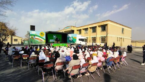 تماشاخانه سیار کانون پرورش فکری کودکان و نوجوانان با اجرای نمایش «لاک پشت و خرگوش» در شهرستان نقده