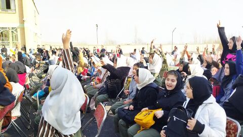 تماشاخانه سیار کانون پرورش فکری کودکان و نوجوانان با اجرای نمایش «لاک پشت و خرگوش» در شهرستان نقده