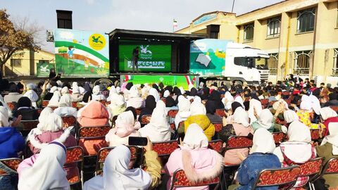 تماشاخانه سیار کانون پرورش فکری کودکان و نوجوانان با اجرای نمایش «لاک پشت و خرگوش» در شهرستان نقده