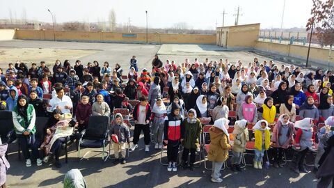 تماشاخانه سیار کانون پرورش فکری کودکان و نوجوانان با اجرای نمایش «لاک پشت و خرگوش» در شهرستان نقده