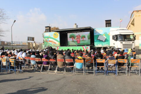 تماشاخانه سیار کانون پرورش فکری کودکان و نوجوانان با اجرای نمایش «لاک پشت و خرگوش» در شهرستان نقده