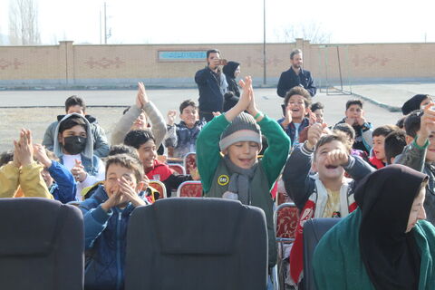 تماشاخانه سیار کانون پرورش فکری کودکان و نوجوانان با اجرای نمایش «لاک پشت و خرگوش» در شهرستان نقده