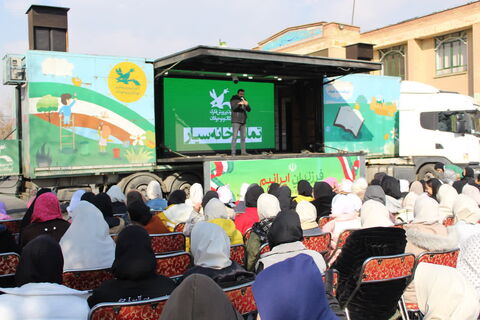 تماشاخانه سیار کانون پرورش فکری کودکان و نوجوانان با اجرای نمایش «لاک پشت و خرگوش» در شهرستان نقده