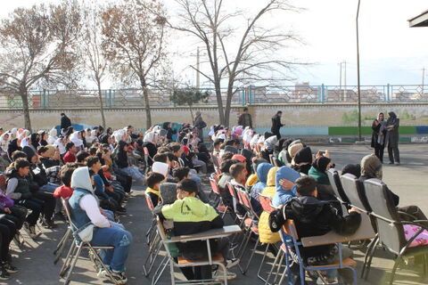 تماشاخانه سیار کانون پرورش فکری کودکان و نوجوانان با اجرای نمایش «لاک پشت و خرگوش» در شهرستان نقده