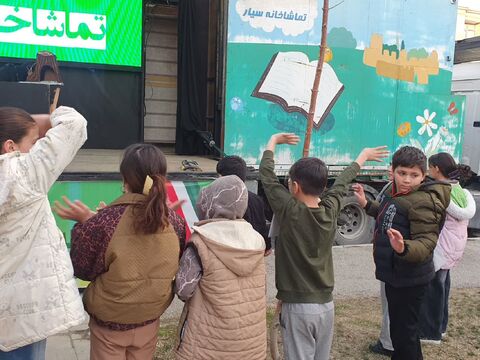 تماشاخانه سیار کانون پرورش فکری کودکان و نوجوانان با اجرای نمایش «لاک پشت و خرگوش» در ارومیه