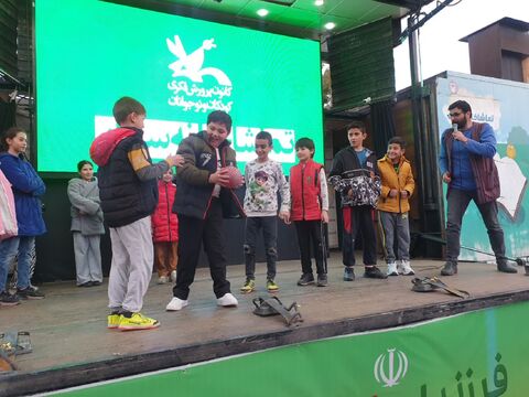 تماشاخانه سیار کانون پرورش فکری کودکان و نوجوانان با اجرای نمایش «لاک پشت و خرگوش» در ارومیه