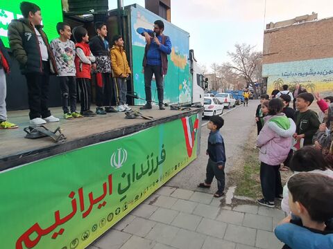 تماشاخانه سیار کانون پرورش فکری کودکان و نوجوانان با اجرای نمایش «لاک پشت و خرگوش» در ارومیه