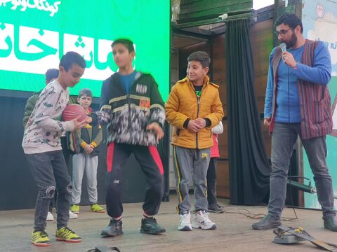 تماشاخانه سیار کانون پرورش فکری کودکان و نوجوانان با اجرای نمایش «لاک پشت و خرگوش» در ارومیه