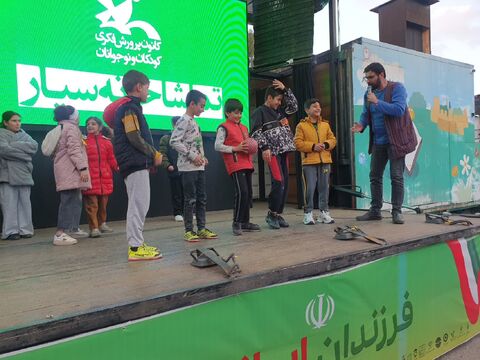 تماشاخانه سیار کانون پرورش فکری کودکان و نوجوانان با اجرای نمایش «لاک پشت و خرگوش» در ارومیه