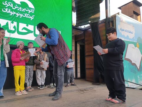 تماشاخانه سیار کانون پرورش فکری کودکان و نوجوانان با اجرای نمایش «لاک پشت و خرگوش» در ارومیه