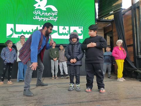 تماشاخانه سیار کانون پرورش فکری کودکان و نوجوانان با اجرای نمایش «لاک پشت و خرگوش» در ارومیه