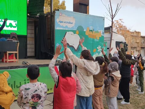 تماشاخانه سیار کانون پرورش فکری کودکان و نوجوانان با اجرای نمایش «لاک پشت و خرگوش» در ارومیه