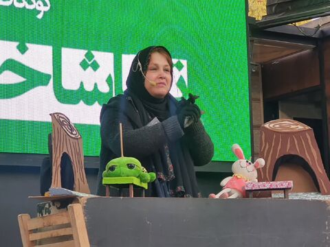 تماشاخانه سیار کانون پرورش فکری کودکان و نوجوانان با اجرای نمایش «لاک پشت و خرگوش» در ارومیه