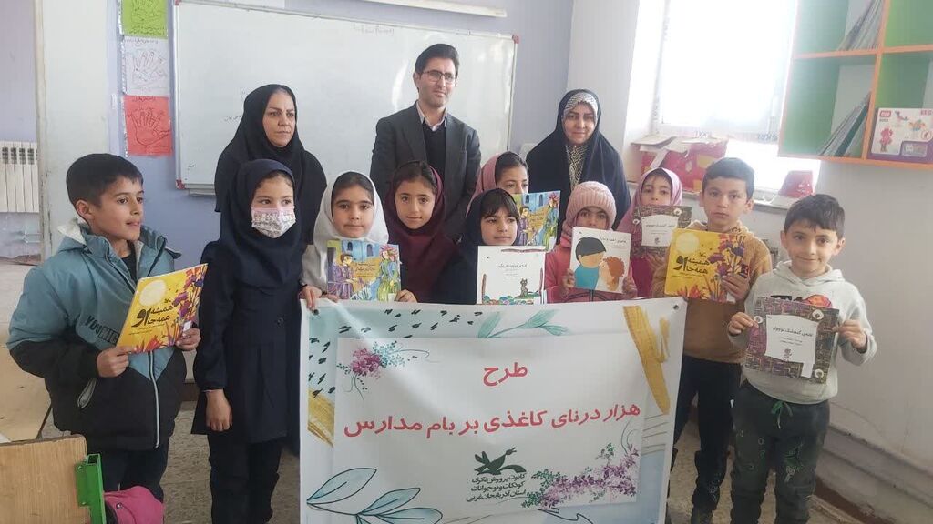 تجهیز مدرسه عزت روستای عشایری گرناویک شهرستان خوی به قفسه کتاب