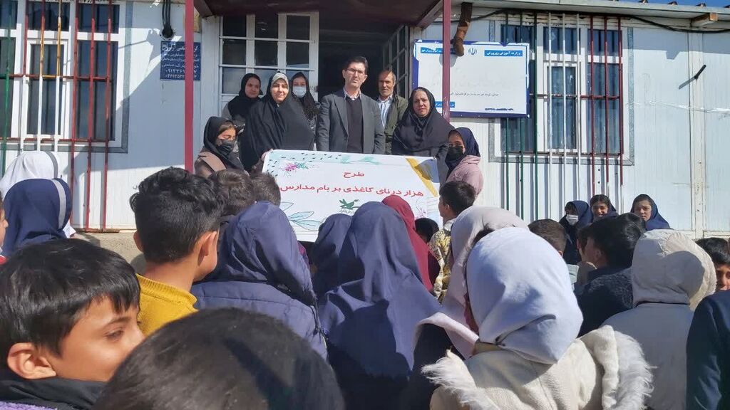 تجهیز مدرسه عزت روستای عشایری گرناویک شهرستان خوی به قفسه کتاب