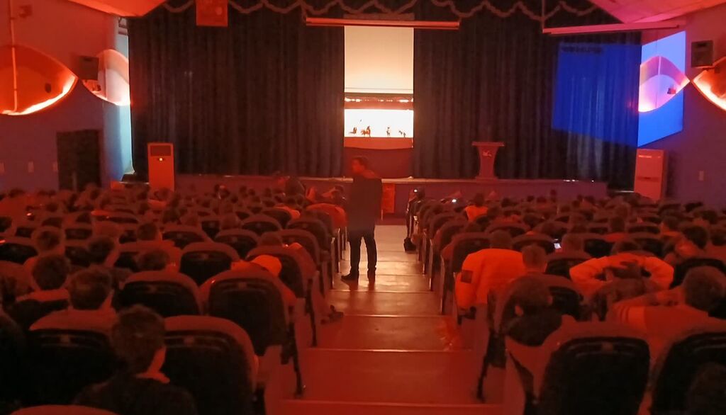 نمایش «گربهها و خروسها» در کانون کرمانشاه برای عموم به صحنه رفت