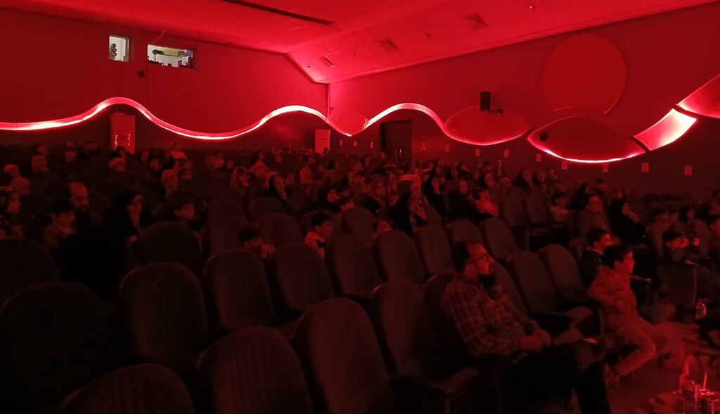 نمایش «گربهها و خروسها» در کانون کرمانشاه برای عموم به صحنه رفت