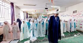 اقامه نماز جماعت در مدرسه شهدای ماسور خرم‌آباد توسط کانون پرورش فکری لرستان