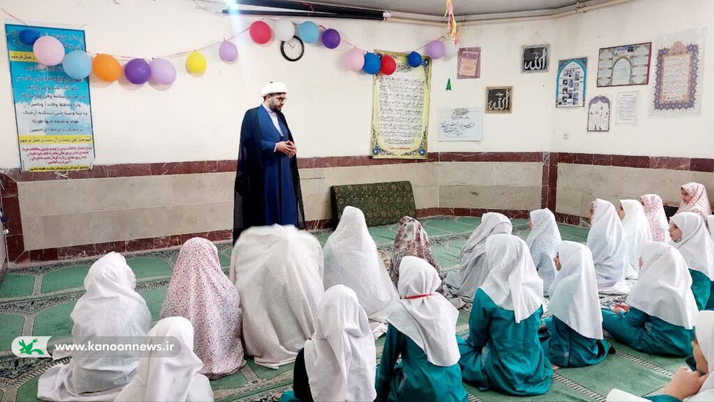 اقامه نماز جماعت در مدرسه شهدای ماسور خرمآباد توسط کانون پرورش فکری لرستان