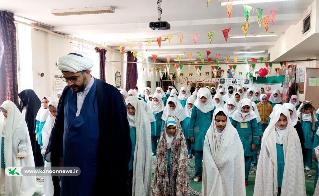 اقامه نماز جماعت در مدرسه شهدای ماسور خرمآباد توسط کانون پرورش فکری لرستان