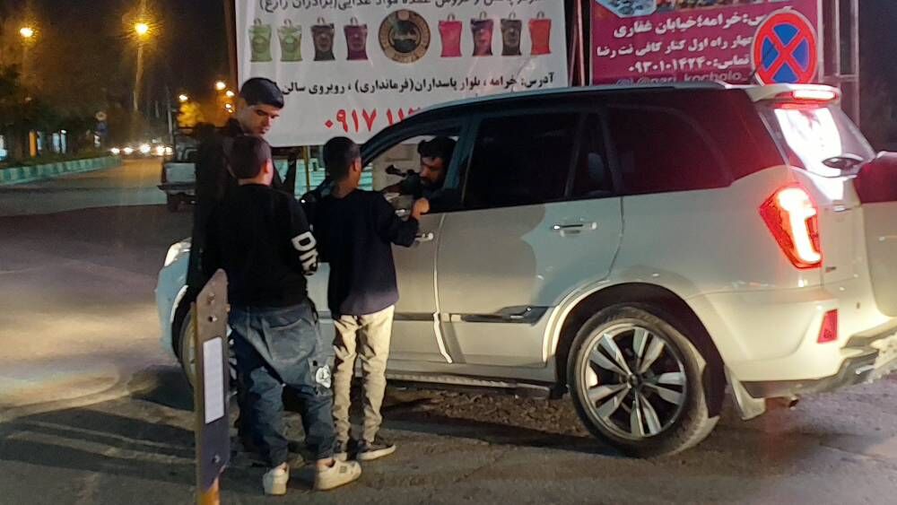 همدلی و نشاط نوجوانان در ایستگاه افطاری کانون خرامه