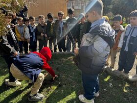 کاشت نهال توسط دانش‌آموزان مریوانی در راستای اجرای برنامه سفیران سبز