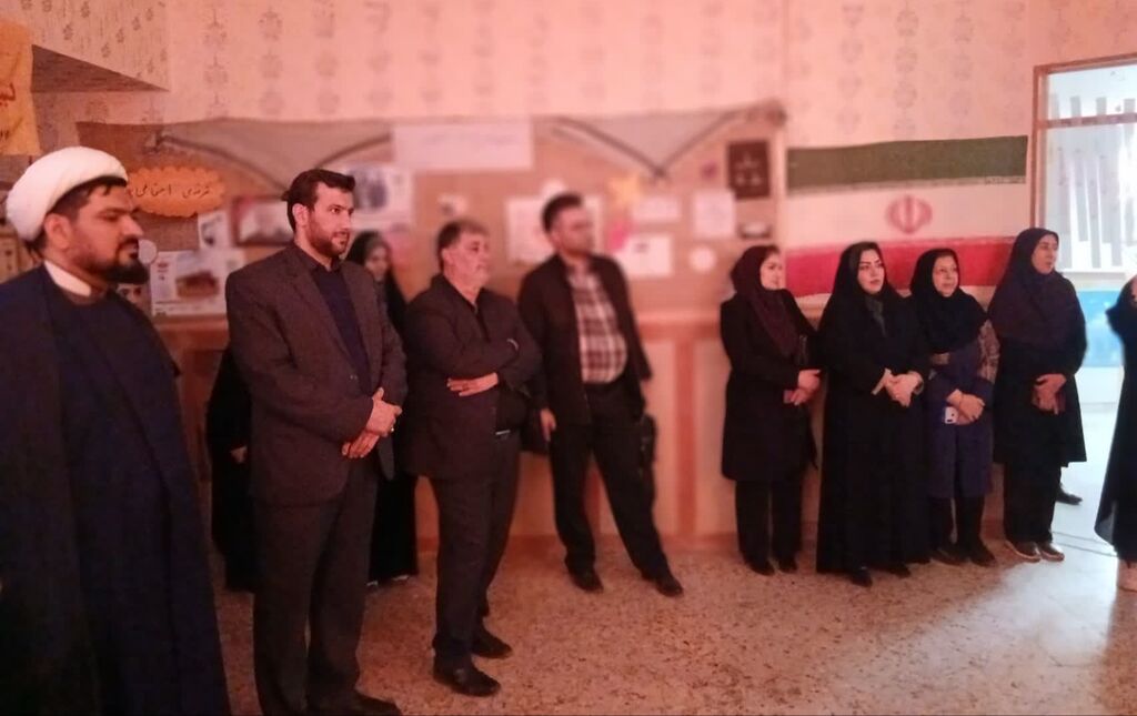 کارشناسان کانون کرمانشاه از نمایشگاه دانش‌آموزی انجمن اسلامی در مدارس بازدید کردند