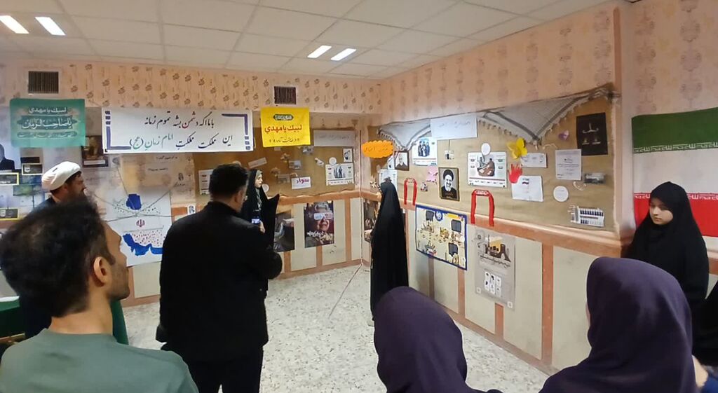 کارشناسان کانون کرمانشاه از نمایشگاه دانشآموزی انجمن اسلامی در مدارس بازدید کردند