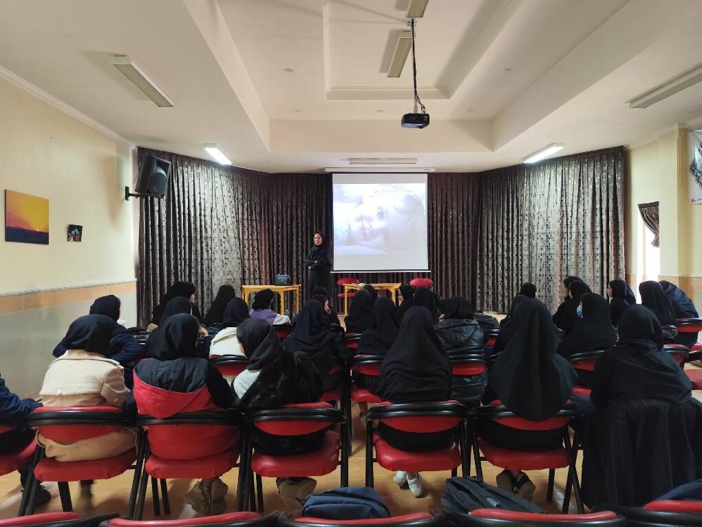 برگزاری کارگاه مقدماتی کارآفرینی برای نوجوانان در مرکز فرهنگی هنری سرخه