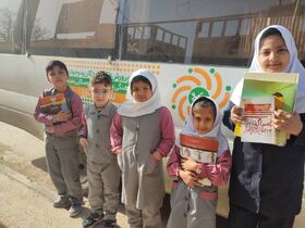 کتابخانه سیار میامی با قصه و بازی، به مدارس بکران و حسین‌آباد رفت
