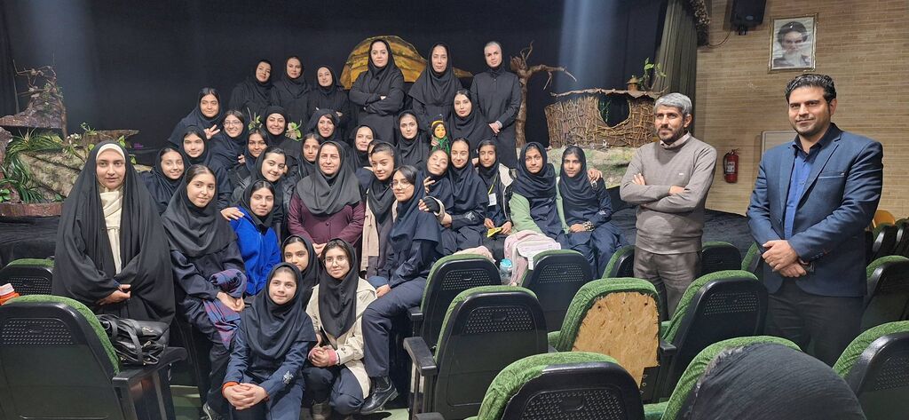 بازدید مدیرکل و معاون مالیاداری کانون فارس از نمایش نوجوانانه «آن شب مهتاب»