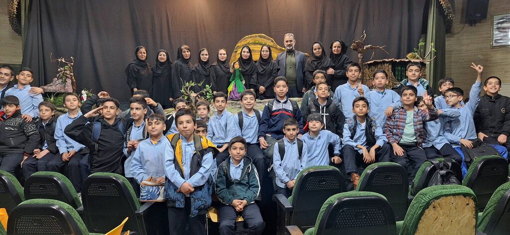 بازدید مدیرکل و معاون مالیاداری کانون فارس از نمایش نوجوانانه «آن شب مهتاب»