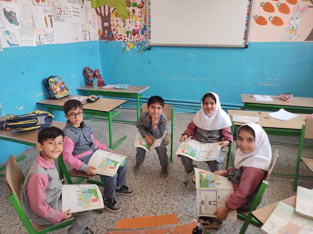 کتابخانه سیار میامی با قصه و بازی، به مدارس بکران و حسین‌آباد رفت