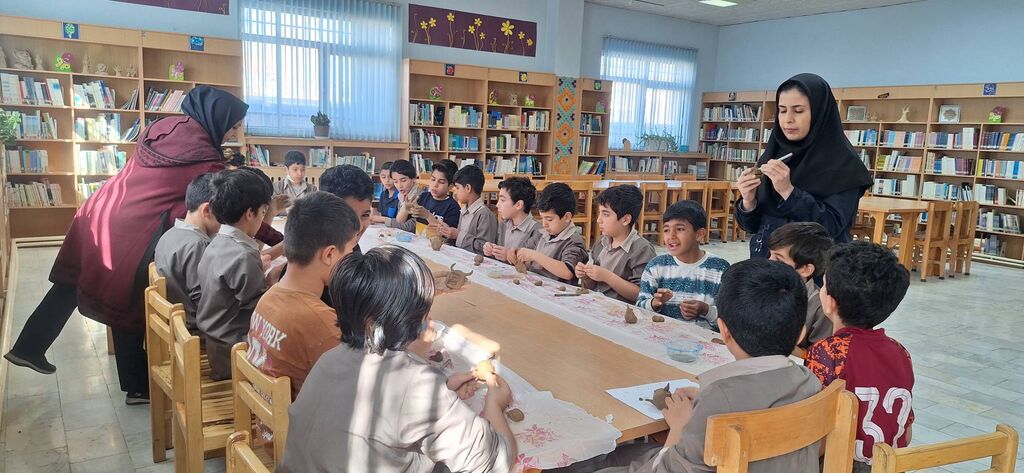 کارگاههای نوروزی کانون بسطام با هنر، رنگ و خلاقیت دانشآموزان پسر و دختر برگزار شد