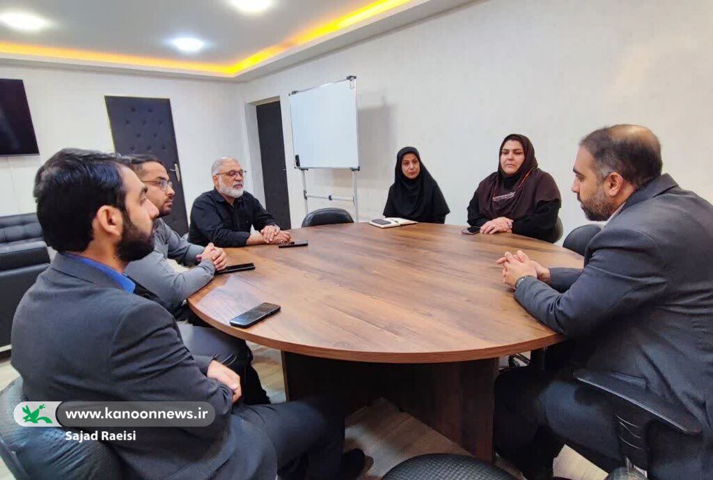 نشست مدیرکل کانون خوزستان با داوران جشنواره «نغمه‌های روشن فردا»