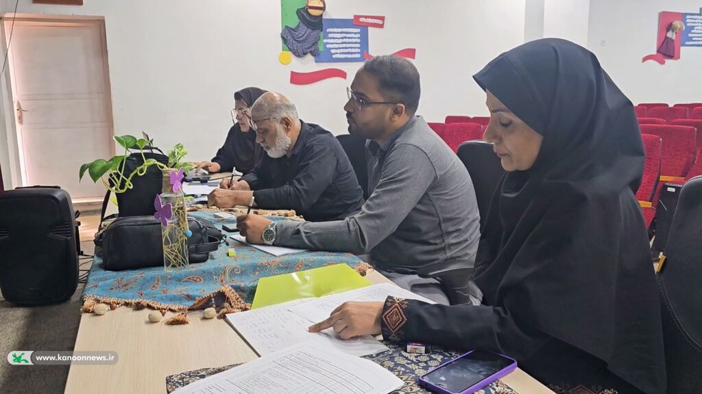 نشست مدیرکل کانون خوزستان با داوران جشنواره «نغمه‌های روشن فردا»