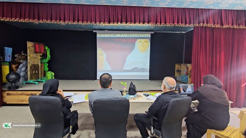 نشست مدیرکل کانون خوزستان با داوران جشنواره «نغمههای روشن فردا»