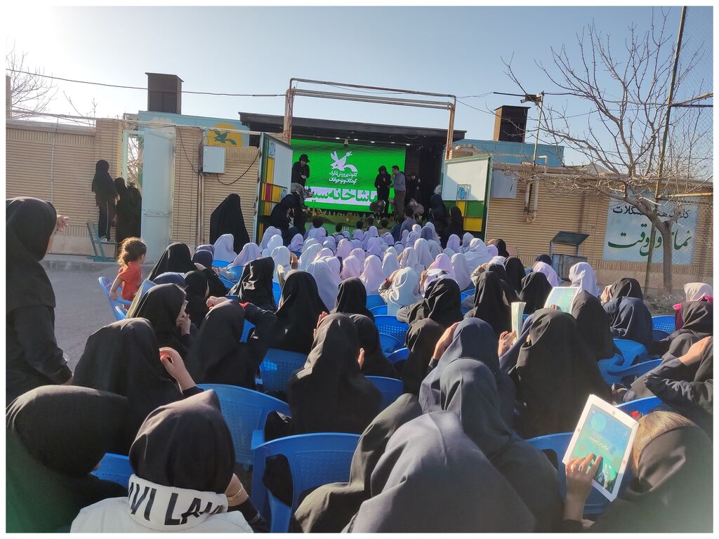 شادیآفرینی پراستقبال تماشاخانه سیار کانون در استان قزوین