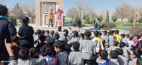 اجرای «بچه زرنگ» در سومین روز حضور تماشاخانه سیار کانون در خوزستان