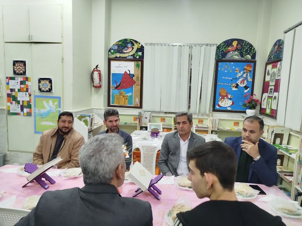 محفل نورانی انس با قرآن و ضیافت افطاری در کانون شهر فرمهین