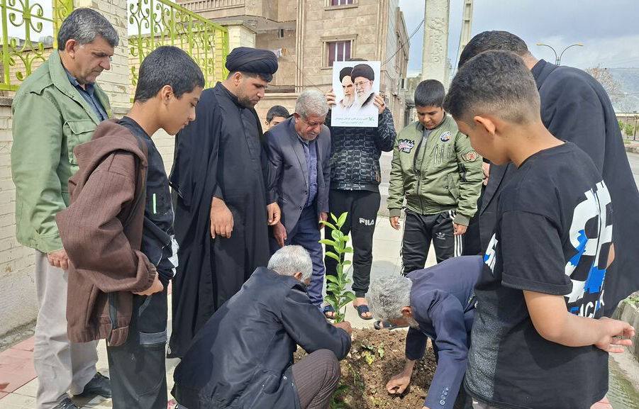 کاشت نهال به نام امام شهید تجلی عشق و ارادت در کانون