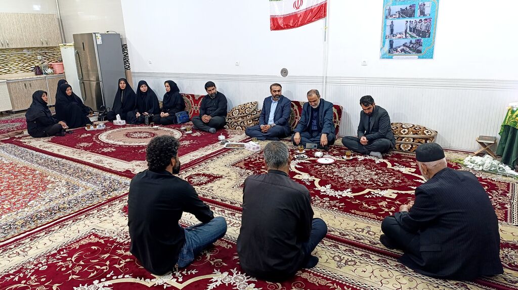 دیدار خانواده شهید میناب ادای احترام به سفیر مظلومیت میناب در اندیمشک