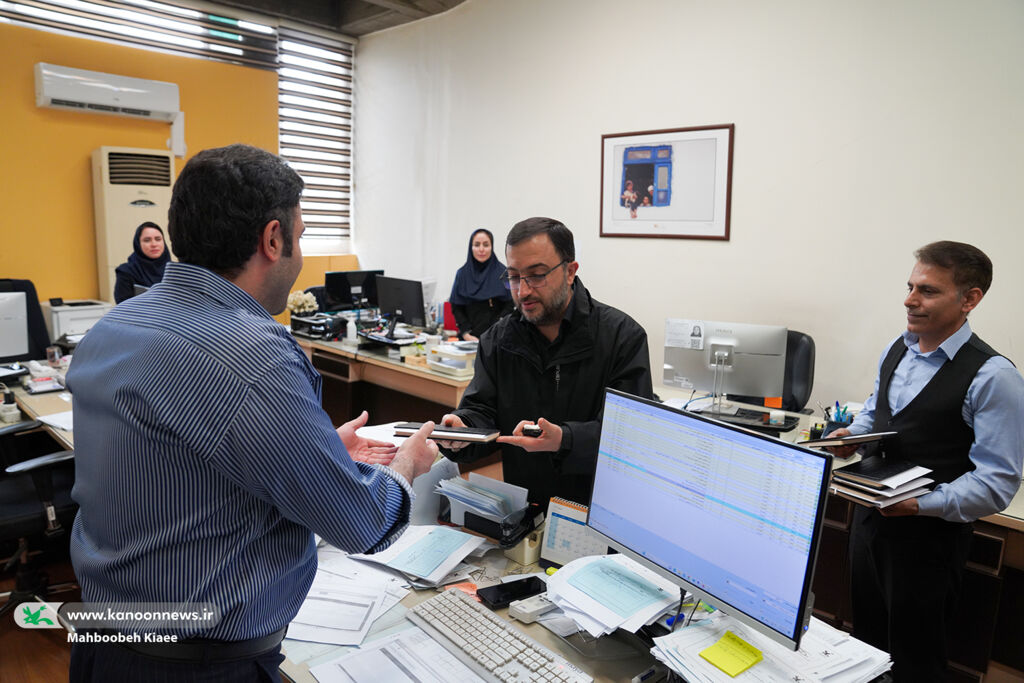 دیدار مدیرعامل با کارکنان کانون در سال جدید مدیرعامل کانون با حضور در واحدهای ستادی سال نو را به همکاران تبریک گفت