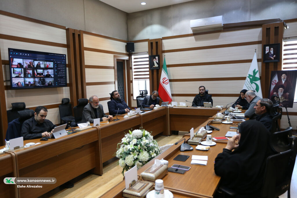 نشست اعضای شورای معاونان با مدیران کل استانها نشست اعضای شورای معاونان کانون با مدیرانکل استانها برگزار شد