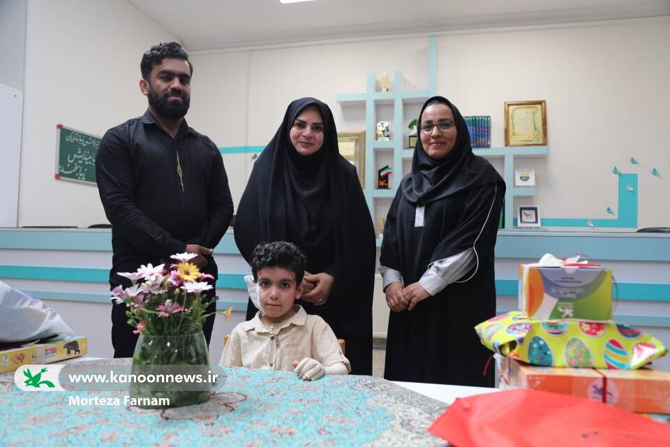 حضور قهرمان مینابی در یزد قهرمان میناب در آغوش گرم کودکان کویر جای گرفت