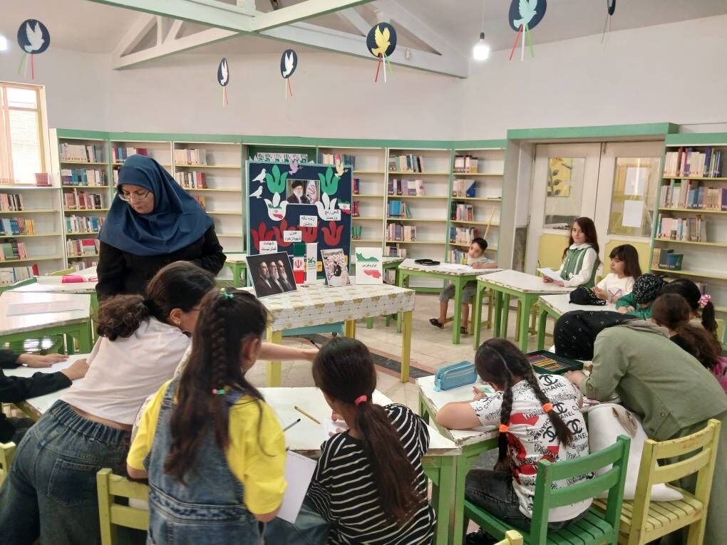 کاشت نهال امید و گرامیداشت یاد شهدای دانش‌آموز در مرکز یک قرچک