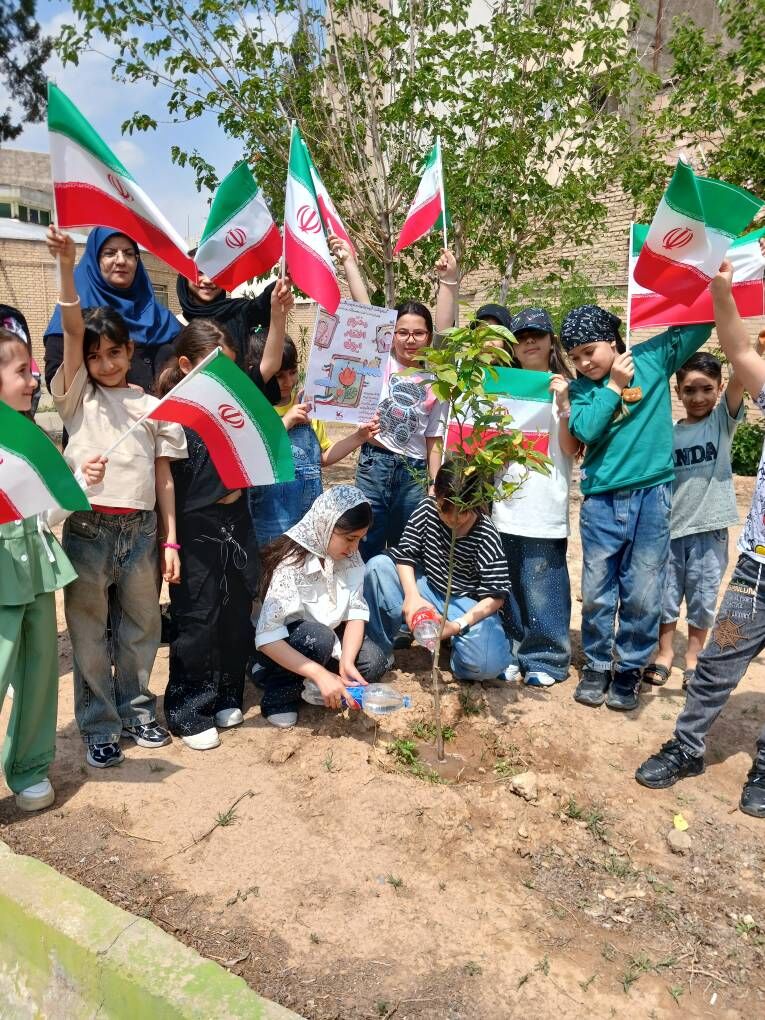 کاشت نهال امید و گرامیداشت یاد شهدای دانشآموز در مرکز یک قرچک